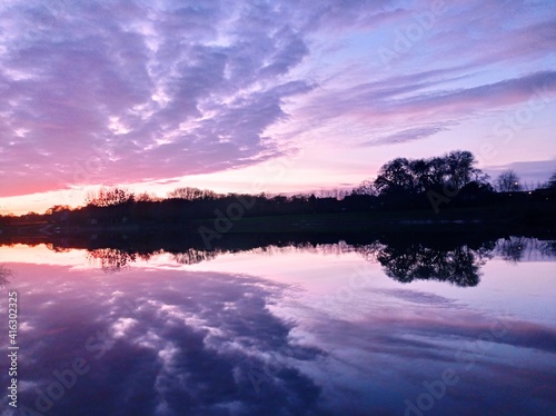 Coucher de soleil sur la Maine  Anjou  France   avec un effet miroir parfait du ciel sur l eau