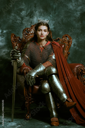 Foto militant queen on the throne