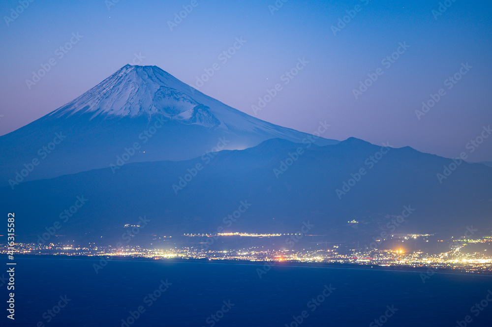 夕暮れの富士山と夜景