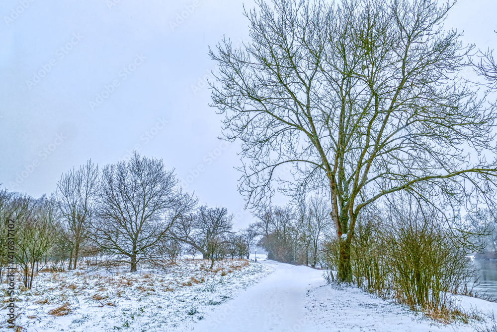 Verschneiter Wanderweg in der Heisinger Aue in Essen Verschneiter Wanderweg in der Heisinger Aue in Essen