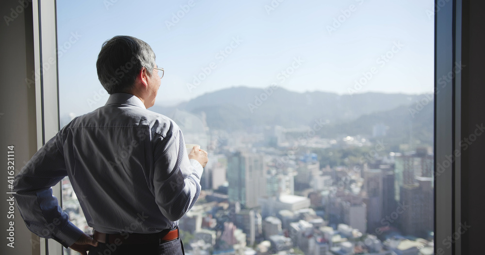 Obraz premium senior businessman look city view