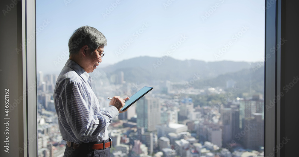 Fototapeta premium man use tablet near window