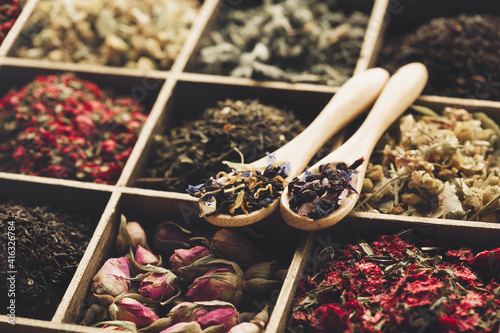 Canvastavla Different kind of Dry tea  - green, black, mint, rose and chamomile, wooden spoons in box