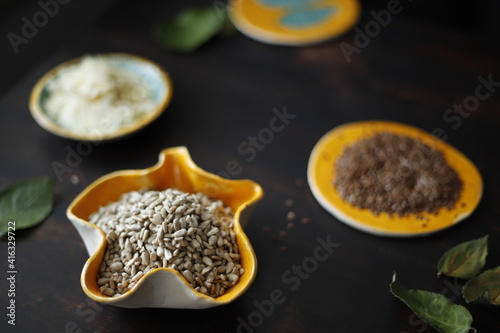 Pestki słonecznika w ceramicznej miseczce