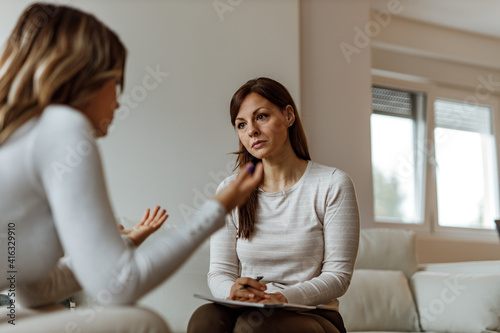 Fotografia Discussing about her problems.