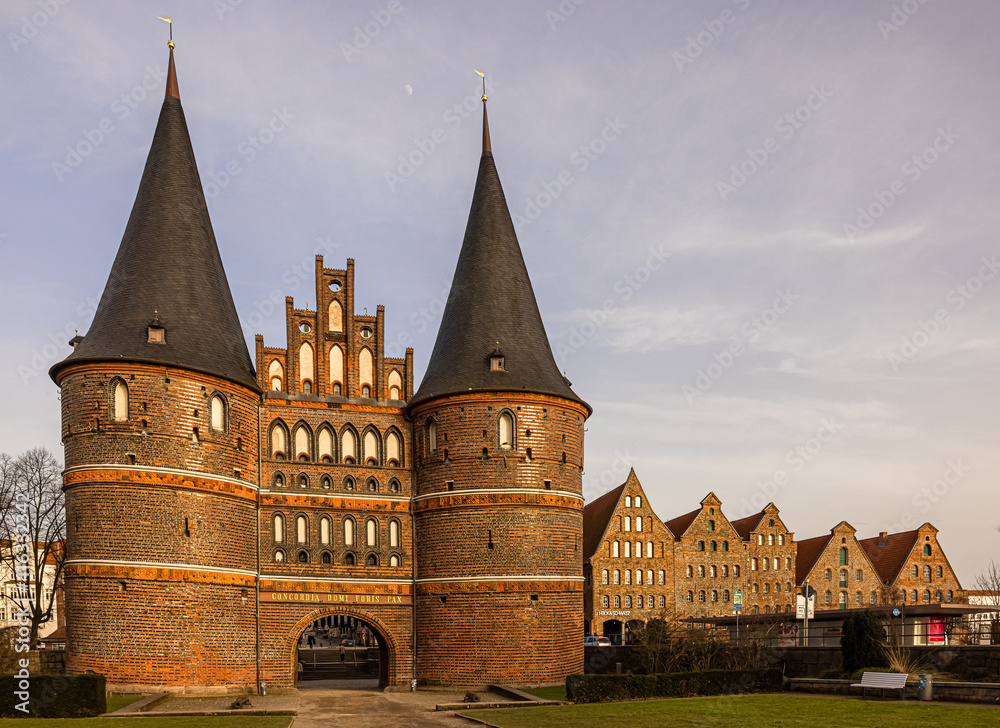 Holstentor und historische Salzspeicher in Lübeck
