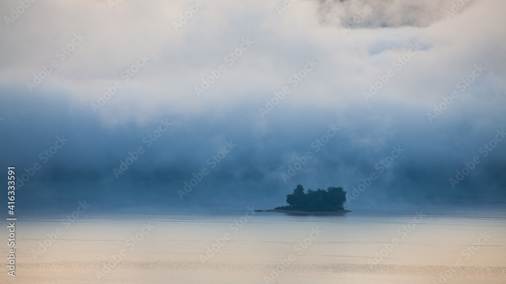 Poranek nad jeziorem solińskim w bieszczadach, polańczyk