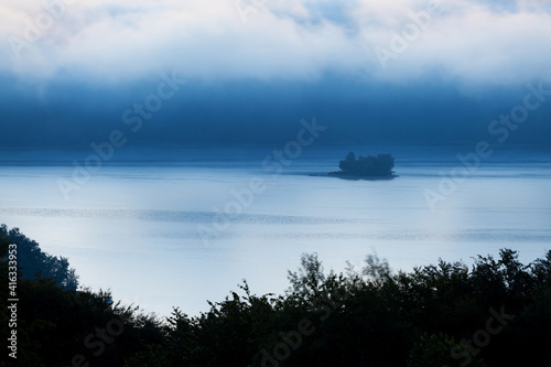 Fototapeta Naklejka Na Ścianę i Meble -  Poranek nad jeziorem solińskim w bieszczadach, polańczyk