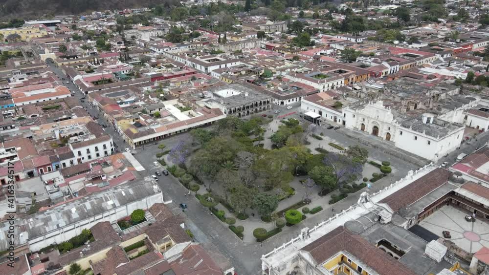 Vuelo de dron sobre el parque central la Antigua Guatemala