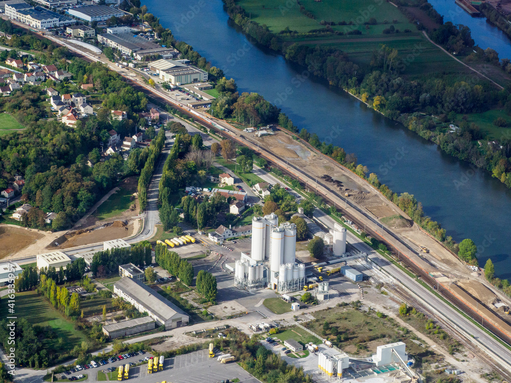 vue aérienne d'une usine à Mantes-la-Jolie en France