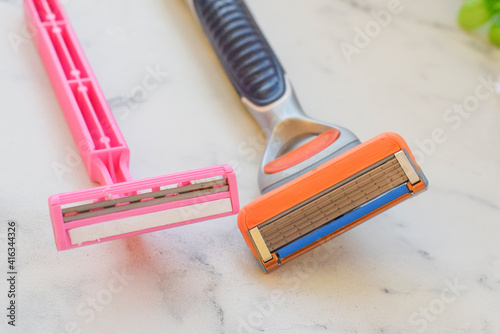 The razor is reusable for men and disposable for women, lying on the table