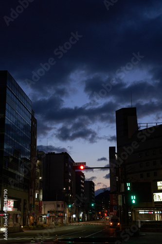 Wallpaper Mural 朝焼けの駅前 Torontodigital.ca