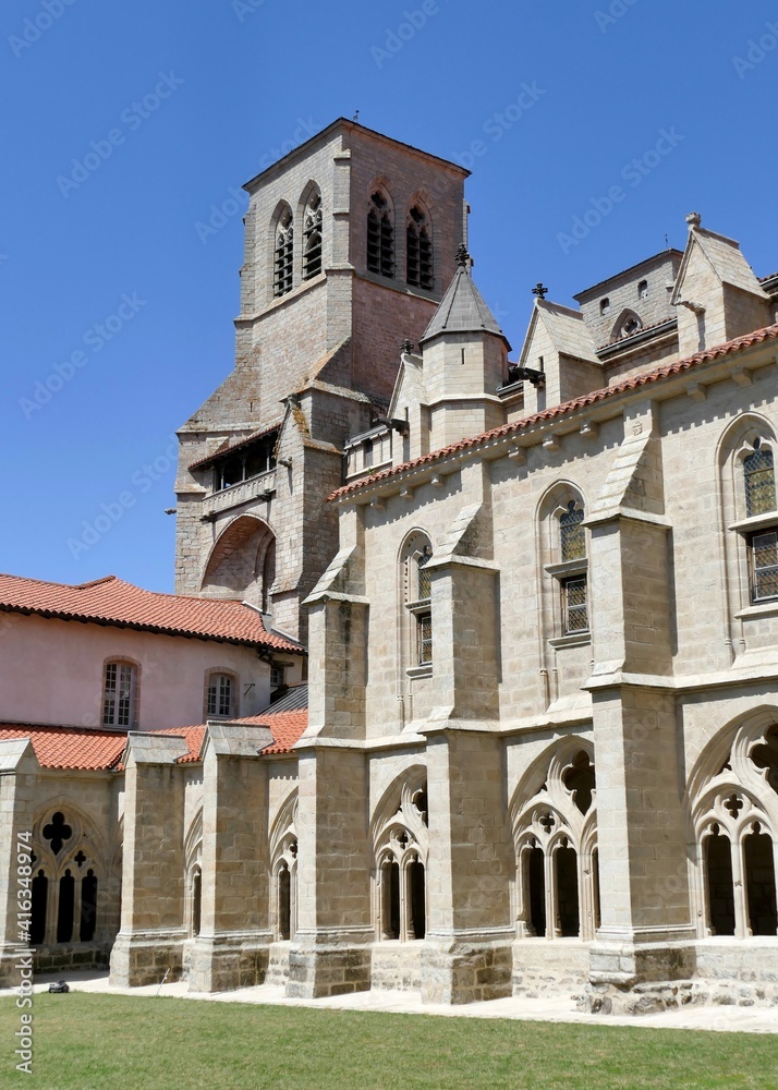Façade sud et clocher de l’abbatiale Saint-Robert de La Chaise-Dieu