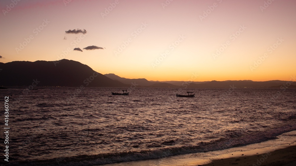 Barcos ao Pôr-do-sol na Tapera da Base - Florianópolis - SC