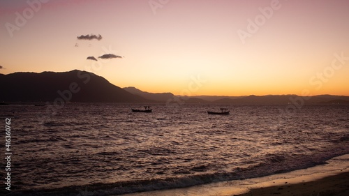 Barcos ao Pôr-do-sol na Tapera da Base - Florianópolis - SC © MKM Photography