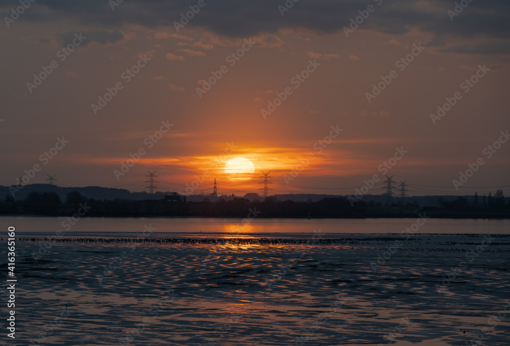 Sonnenuntergang verursacht durch den Saharastaub über Norddeutschland aufgenommen an der Elbe bei Hamburg Sonnenuntergang verursacht durch den Saharastaub über Norddeutschland aufgenommen an der Elbe bei Hamburg