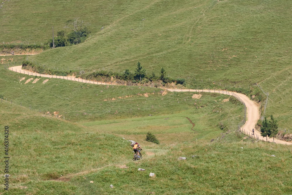 Fototapeta premium Mit dem Mountainbike unterwegs im südbrasilianischen Bergland