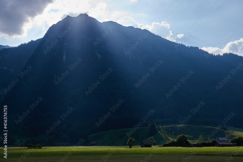 Fototapeta premium Die Sonne steigt am frühen Morgen über das Rubihorn