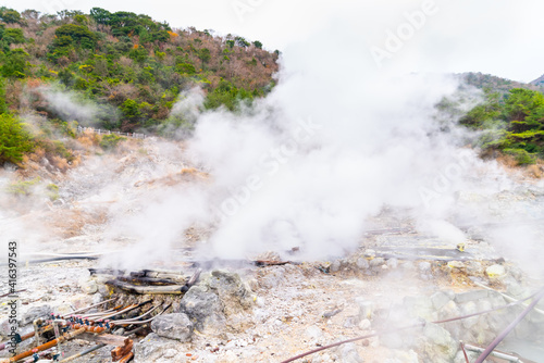 日本にある長崎県の観光名所「雲仙地獄」と「雲仙温泉」の写真