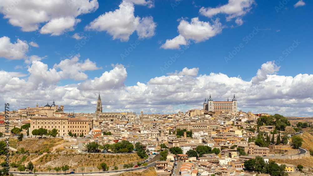 Toledo conla catedral y el Alcázar de toledo, con un ciela azul y nubes blancos