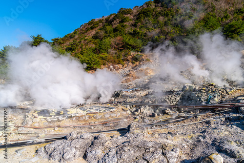 日本にある長崎県の観光名所「雲仙地獄」と「雲仙温泉」の写真