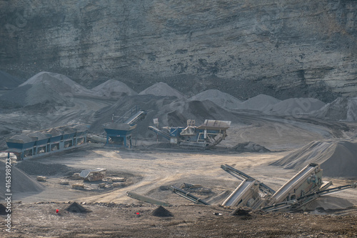Abbau von Baumaterialien im Kalkstein Steinbruch