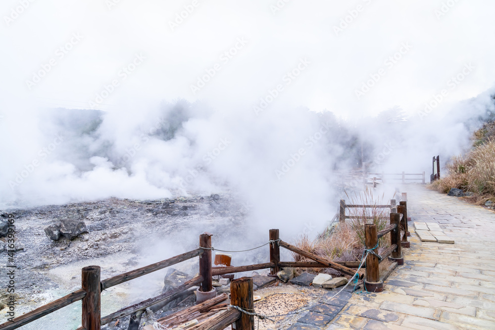 Fototapeta premium 日本にある長崎県の観光名所「雲仙地獄」と「雲仙温泉」の写真