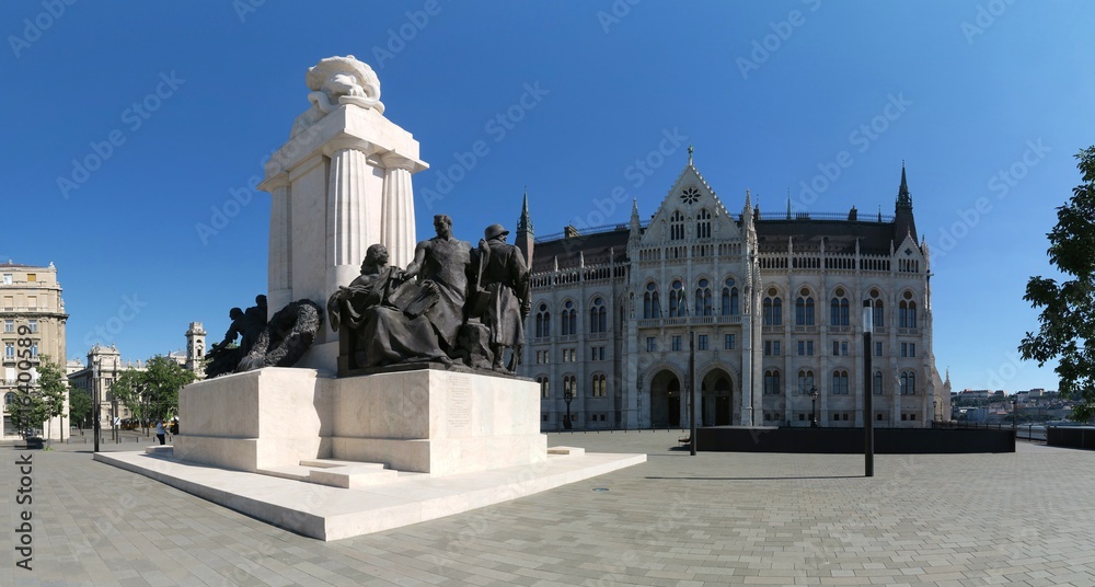 Fototapeta premium historic parliament building with statue of István Tisza in Budapest, Hungary
