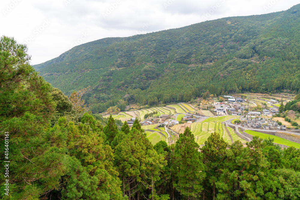 日本の長崎県雲仙市にある「岳棚田展望台」の写真