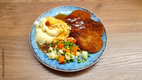 Mittagessen, Abendessen, Teller mit Hähnchenschnitzel, Kartoffelpüree und Gemüse