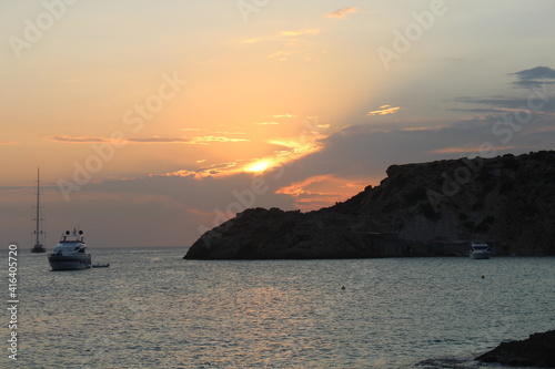 Wolken verstecken die Sonne in Abendrot