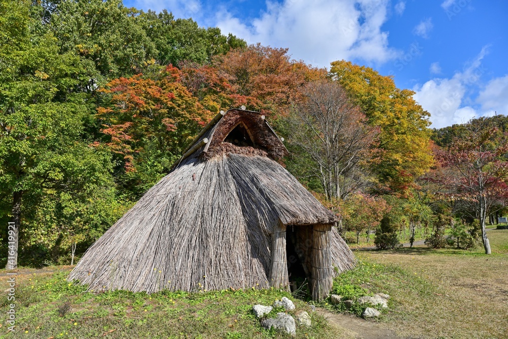 紅葉バックの復元された縄文時代の竪穴式住居 山形 Stock Photo Adobe Stock