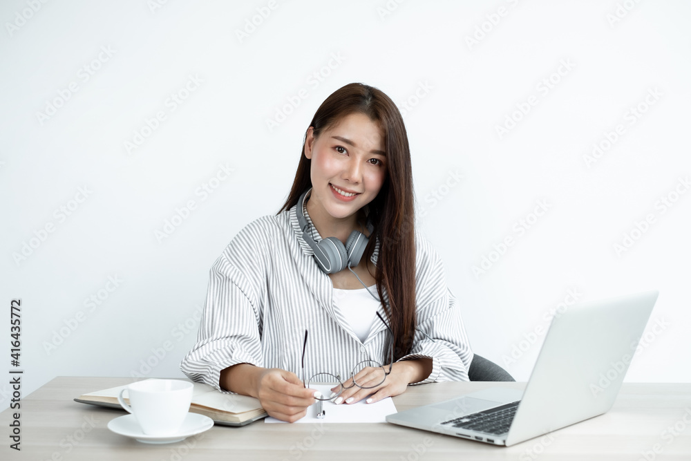 Asian businesswoman working on laptop computer About happy business projects sitting at your desk at home