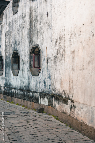 Fototapeta Naklejka Na Ścianę i Meble -  A small alley in a traditional ancient Chinese town.