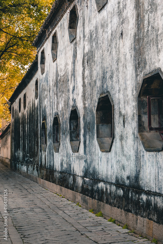 Fototapeta Naklejka Na Ścianę i Meble -  A small alley in a traditional ancient Chinese town.