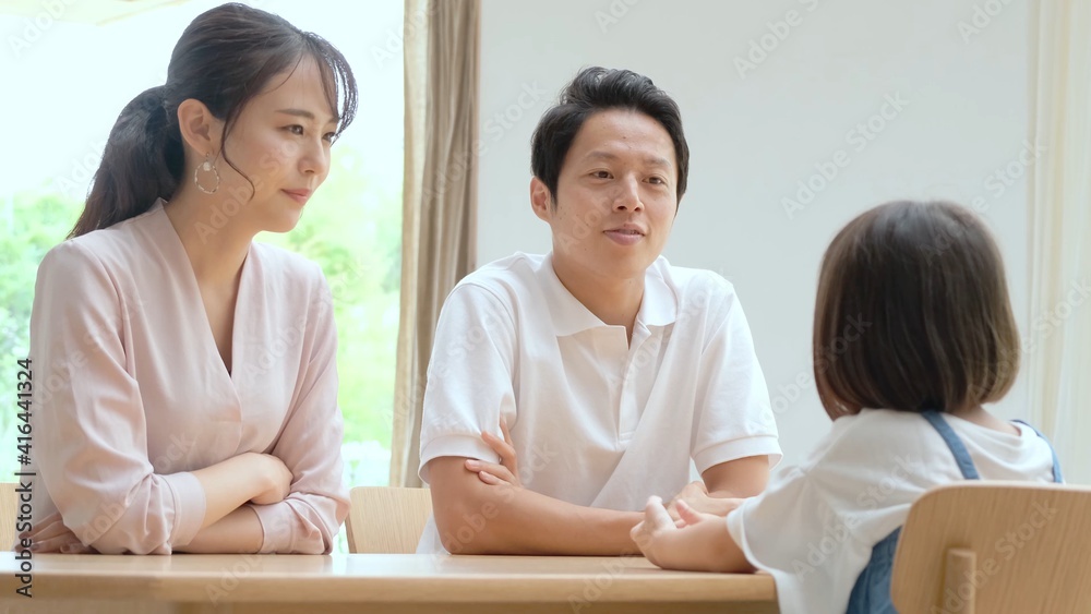 リビングで話し合いをする親子 リビングで話し合いをする親子