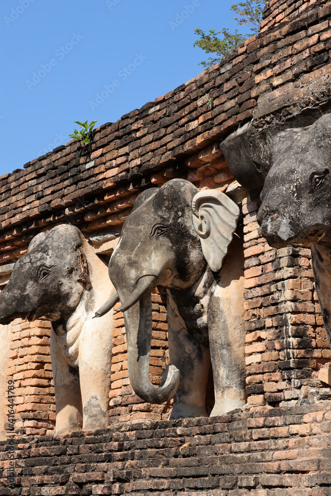 Fototapeta premium Wat Chang Lom at Sukhothai Historical Park Sukhothai Province, The old town of Thailand.