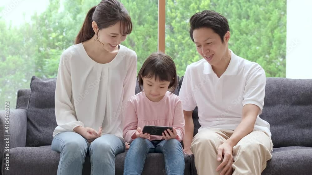 スマートフォンを使う親子