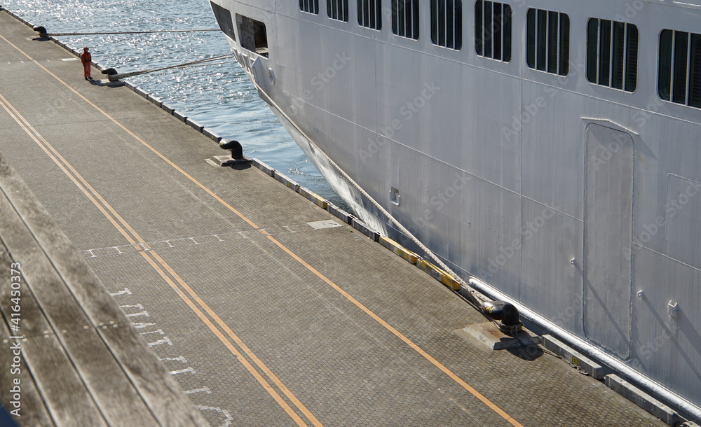 Naklejka premium A ship moored with a rope at the pier of the harbor