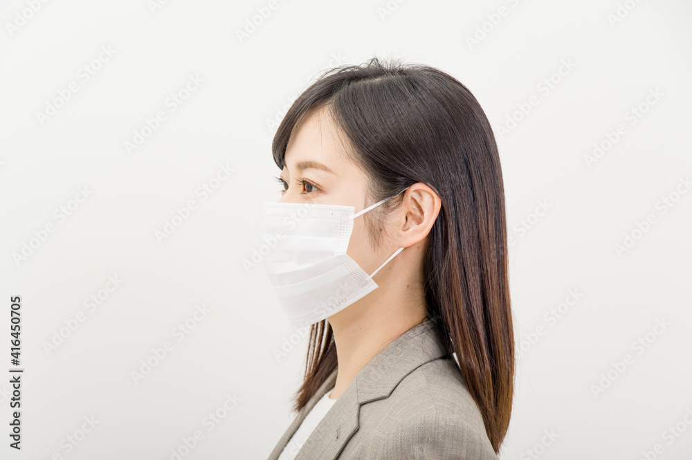 マスクを掛けたスーツ姿の女性 マスクを掛けたスーツ姿の女性