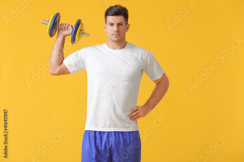 Sporty young man training w...
