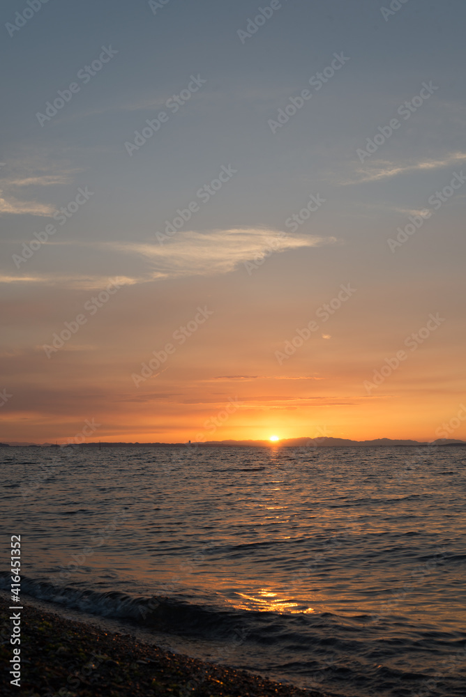 海　夕陽　夕焼け　日が沈む　水平線　夕焼雲