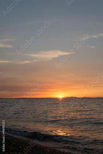 海　夕陽　夕焼け　日が沈む　水平線　夕焼雲 © anko