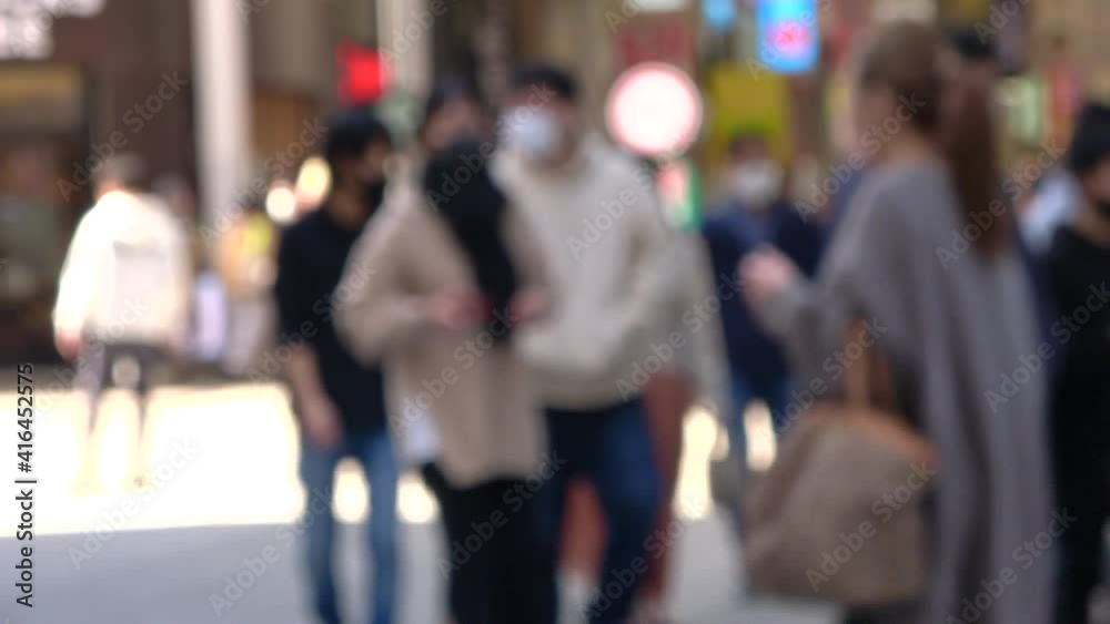 ぼかし背景素材: マスク姿の人々が行き交う繁華街の風景 広島市中区本通周辺 4K. 2021年2月22日撮影 ぼかし背景素材: マスク姿の人々が行き交う繁華街の風景 広島市中区本通周辺 4K. 2021年2月22日撮影