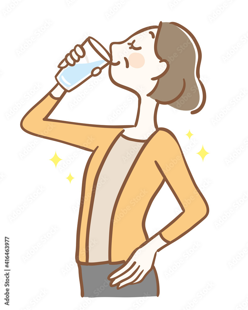 水分補給をする中年女性 水分補給をする中年女性
