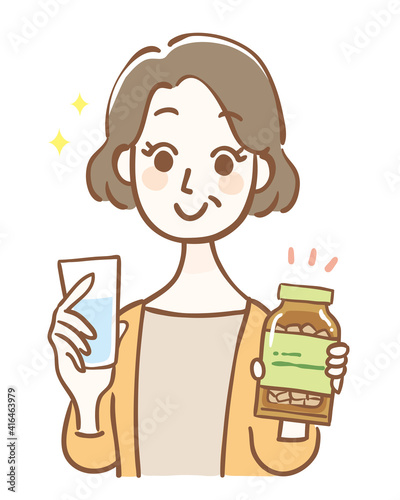 サプリメントを持った中年女性