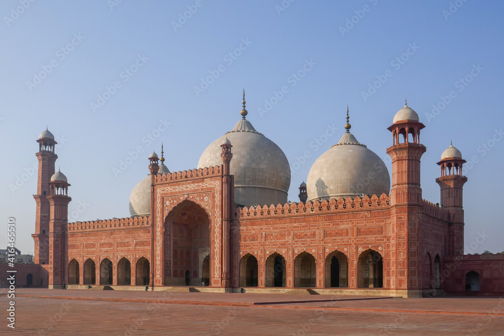 Fototapeta premium Morning view of beautiful ancient sandstone and marble landmark Badshahi mosque and courtyard built by mughal emperor Aurangzeb in Lahore, Punjab, Pakistan