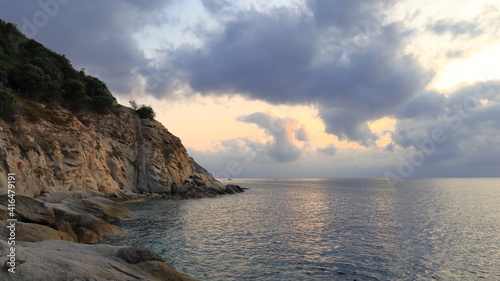 Vista delle rocce all'isola Elba, Capo S. Andrea, con nuvole e luce del tramonto