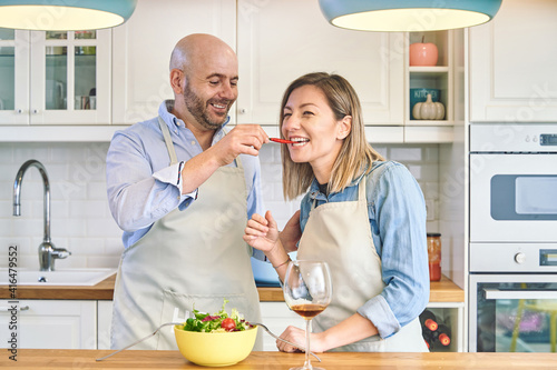 Φωτογραφία Happy couple cooking at home
