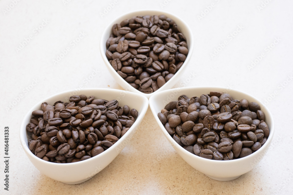 焙煎したコーヒー豆 右から時計回りでコロンビア、エチオピア、ブラジル 焙煎したコーヒー豆 右から時計回りでコロンビア、エチオピア、ブラジル